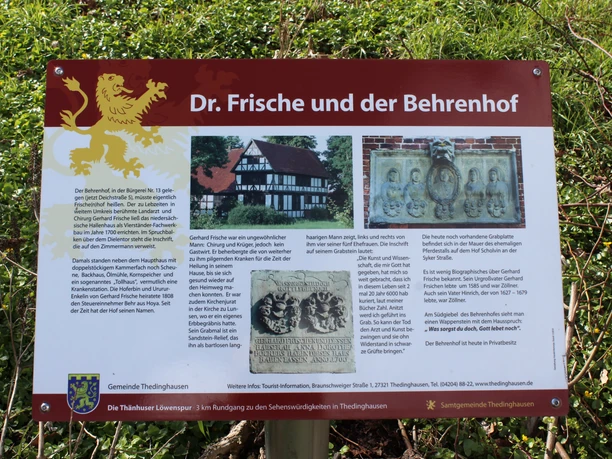 Infotafel in einem Park zeigt Dr. Frische und Behrenhof, mit historischen Bildern und Inschriften.