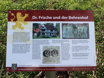 Behrenhof Infotafel in einem Park zeigt Dr. Frische und Behrenhof, mit historischen Bildern und Inschriften.