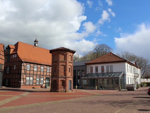Rathaus Thedinghausen Rathaus Thedinghausen mit Fachwerkbauelementen und prägnantem quadratischem Eckturm bei blauem Himmel.