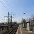 Bahnhof Dörverden Bahnhof Dörverden mit Bahnsteig, Gleisen, Oberleitungen und Wartehäuschen unter blauem Himmel.