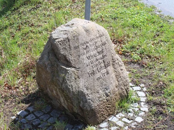 Gedenkstein Mariechen Lehmkuhl Gedenkstein aus Naturstein mit Inschrift für Mariechen Lehmkuhl, platziert auf gepflastertem Untergrund.