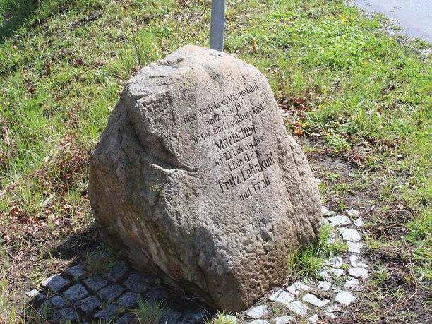 Gedenkstein Mariechen Lehmkuhl Gedenkstein aus Naturstein mit Inschrift für Mariechen Lehmkuhl, platziert auf gepflastertem Untergrund.