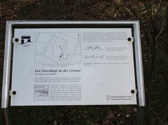 Eine Informationstafel beschreibt die historische Landwehr bei Hülsen mit Karten- und Textinformationen.