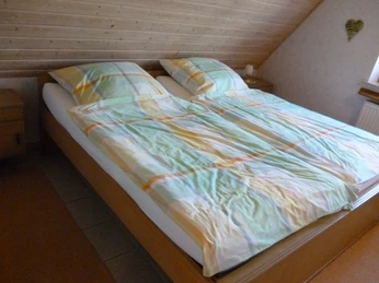 Schlafzimmer mit Doppelbett Ferienhaus Glose