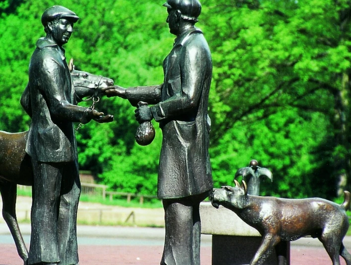Bronzefiguren vor dem Zevener Rathaus Bronzefiguren vor dem Zevener Rathaus