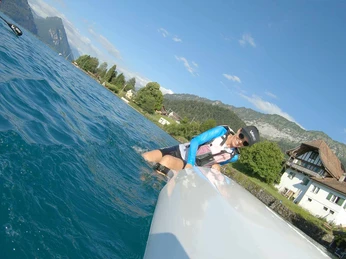 surfskipoint-thunersee-aufsetzen-im-wasser.jpg