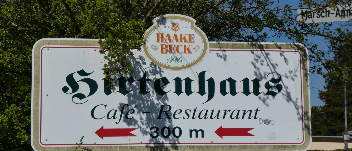 Restaurant Hirtenhaus "Marsch Anna" Wegweiser zeigt den Standort des Restaurants Hirtenhaus "Marsch Anna", 300 Meter entfernt, umgeben von Natur.