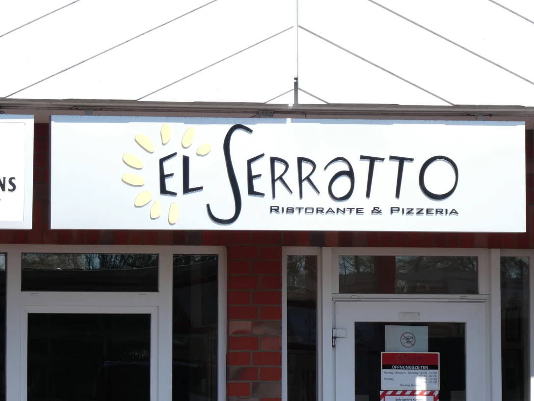 Eingang eines Restaurants mit dem Namen "El Serratto", Holzbalken und rotem Backstein in der Fassade.Entrance to a restaurant called "El Serratto", wooden beams and red brick in the façade.Indgang til en restaurant ved navn "El Serratto", træbjælker og røde mursten i facaden.Ingang van een restaurant genaamd "El Serratto", houten balken en rode baksteen in de gevel.