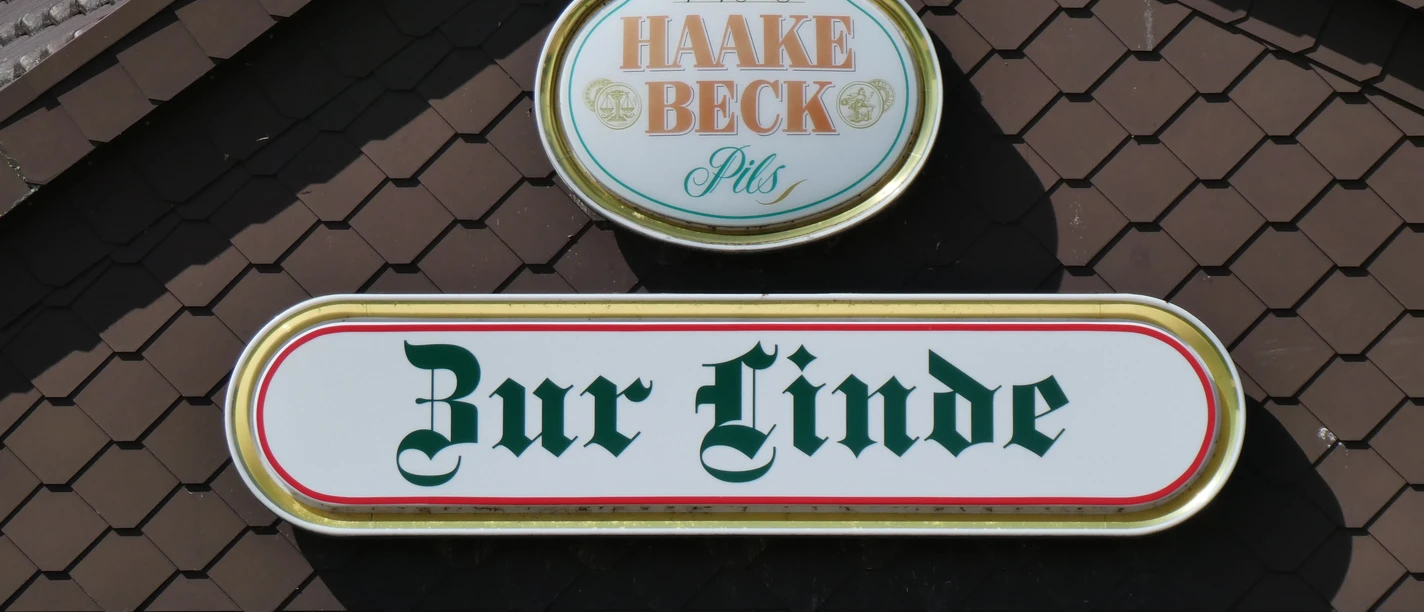 Gasthof Zur Linde (Meyer-Bierden) Das Bild zeigt ein Schild des Gasthofs Zur Linde (Meyer-Bierden) mit Haake Beck Pils Logo.