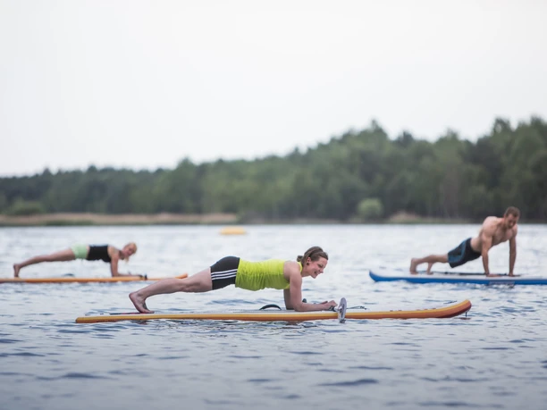 SUP-Fitness auf dem Senftenberger See mit Kathleen Zurek