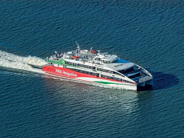 aussenaufnahme_halunder-jet-einfahrt-helgolaender-hafen-helgoland-martin... (1).jpg