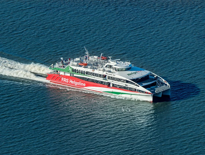 aussenaufnahme_halunder-jet-einfahrt-helgolaender-hafen-helgoland-martin... (1).jpg