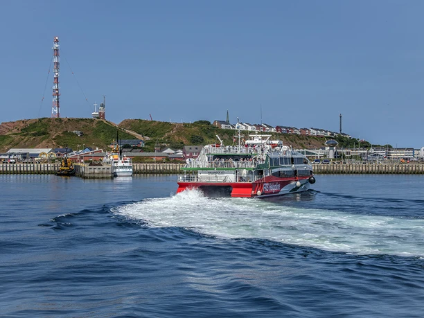 aussenaufnahme_halunder-jet-einfahrt-helgolaender-hafen-helgoland-martin....jpg