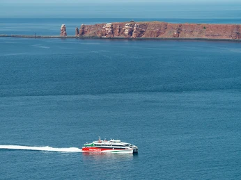 helgoline-luftaufnahme-halunder-jet-jet-vor-insel-nach-rechts-fahrend-he....jpg