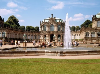 Dresdner Zwinger Innenhof Innenhof des Dresdner Zwingers mit barocker Architektur und einem zentralen Springbrunnen.Inner courtyard of the Dresden Zwinger with baroque architecture and a central fountain.Vnitřní nádvoří drážďanského Zwingeru s barokní architekturou a centrální kašnou.Wewnętrzny dziedziniec drezdeńskiego Zwingeru z barokową architekturą i centralną fontanną.Binnenplaats van de Dresdener Zwinger met barokke architectuur en een centrale fontein.Cortile interno dello Zwinger di Dresda con architettura barocca e fontana centrale.