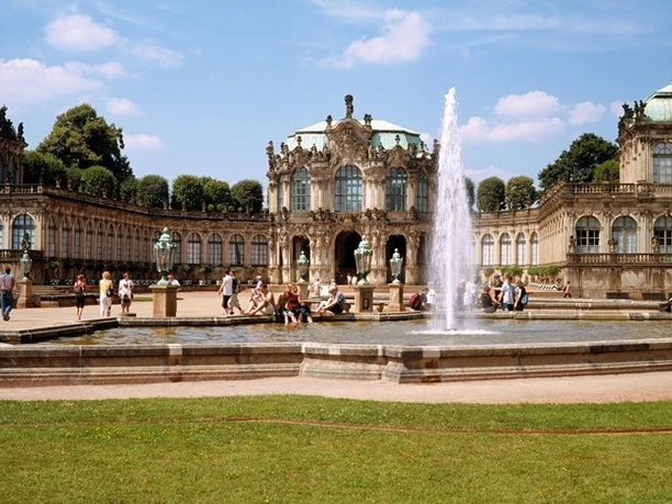 Dresdner Zwinger Innenhof Innenhof des Dresdner Zwingers mit barocker Architektur und einem zentralen Springbrunnen.