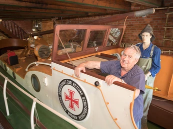 Teddy Rohde, ehrenamtlicher Mitarbeiter der Deutschen Gesellschaft zur Rettung Schiffbruechiger (DGzRS) im historischen Rettungsschuppen Fedderwardersiel mit dem Motorrettungsboot WILHELMINE WIESE Teddy Rohde, ehrenamtlicher Mitarbeiter der Deutschen Gesellschaft zur Rettung Schiffbruechiger (DGzRS) im historischen Rettungsschuppen Fedderwardersiel mit dem Motorrettungsboot WILHELMINE WIESE