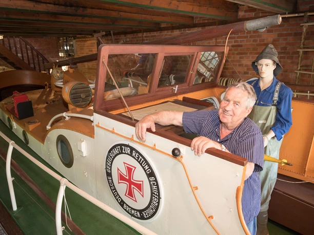 Teddy Rohde, ehrenamtlicher Mitarbeiter der Deutschen Gesellschaft zur Rettung Schiffbruechiger (DGzRS) im historischen Rettungsschuppen Fedderwardersiel mit dem Motorrettungsboot WILHELMINE WIESE Teddy Rohde, ehrenamtlicher Mitarbeiter der Deutschen Gesellschaft zur Rettung Schiffbruechiger (DGzRS) im historischen Rettungsschuppen Fedderwardersiel mit dem Motorrettungsboot WILHELMINE WIESE