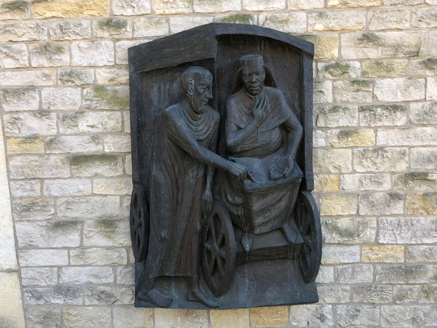 Philipus und der Kämmerer Loccum Bronzene Reliefdarstellung zweier Männer auf einem Wagen, der Kämmerer hält eine Schriftrolle.