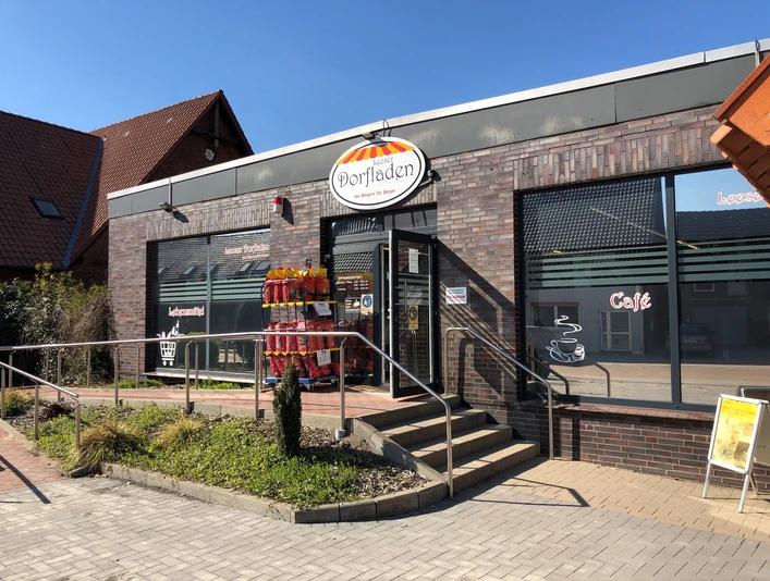 Der Leeser Dorfladen mit roter Ziegelverkleidung und ebenerdigem Zugang an einem sonnigen Tag.