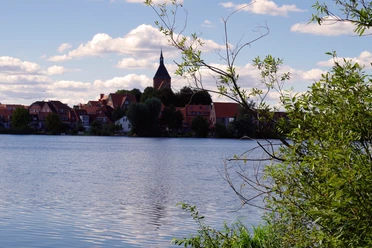 Blick über den Schulsee Über den Schulsee hinweg ist die Altstadt von Mölln zu sehen.