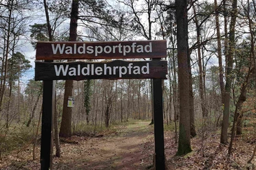 Der Waldsportpfad und Waldlehrpfad in Ovelgönne Der Waldsportpfad und Waldlehrpfad in Ovelgönne