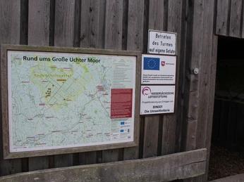 Wandertafel am Vogelbeobachtungsturm Warmsen mit Karte und Hinweisschildern zur Umgebung.
