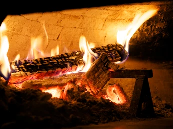 Da Nico in Farchant - Kaminfeuer Ein Kamin mit lodernden Holzscheiten
