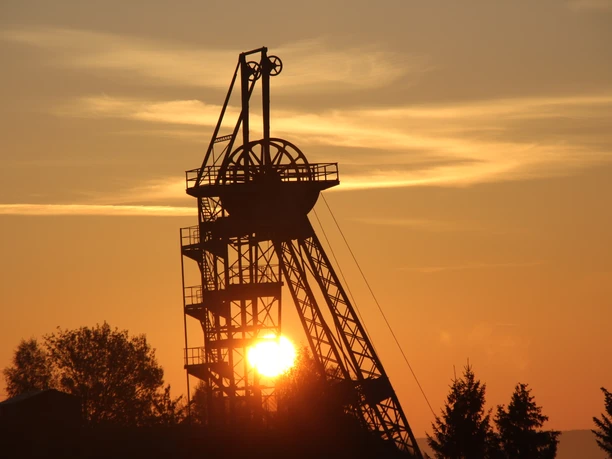 Fördergerüst-bei-Sonnenuntergang-Rosenstadt-Sangerhausen-GmbH.JPG