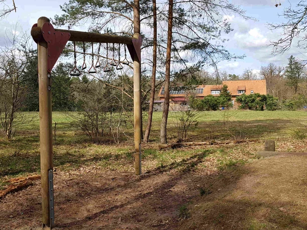Ein Sportgerät auf dem Waldsportpfad in Ovelgönne Ein Sportgerät auf dem Waldsportpfad in Ovelgönne