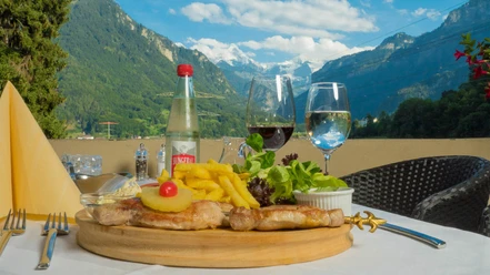 hayduki-waldhotel-unspunnen-gericht-pommes-aussicht-jungfrau.jpg
