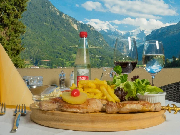 hayduki-waldhotel-unspunnen-gericht-pommes-aussicht-jungfrau.jpg