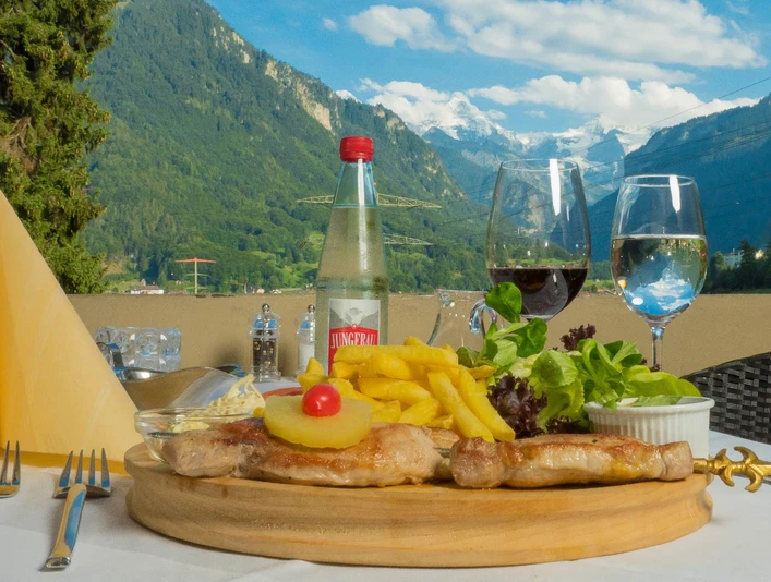 hayduki-waldhotel-unspunnen-gericht-pommes-aussicht-jungfrau.jpg