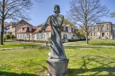 Lessing in WF.jpg Im Vordergrund Statue von Nathan dem Weisen vor dem Lessinghaus. Im Hintergrund die Herzog August Bibliothek