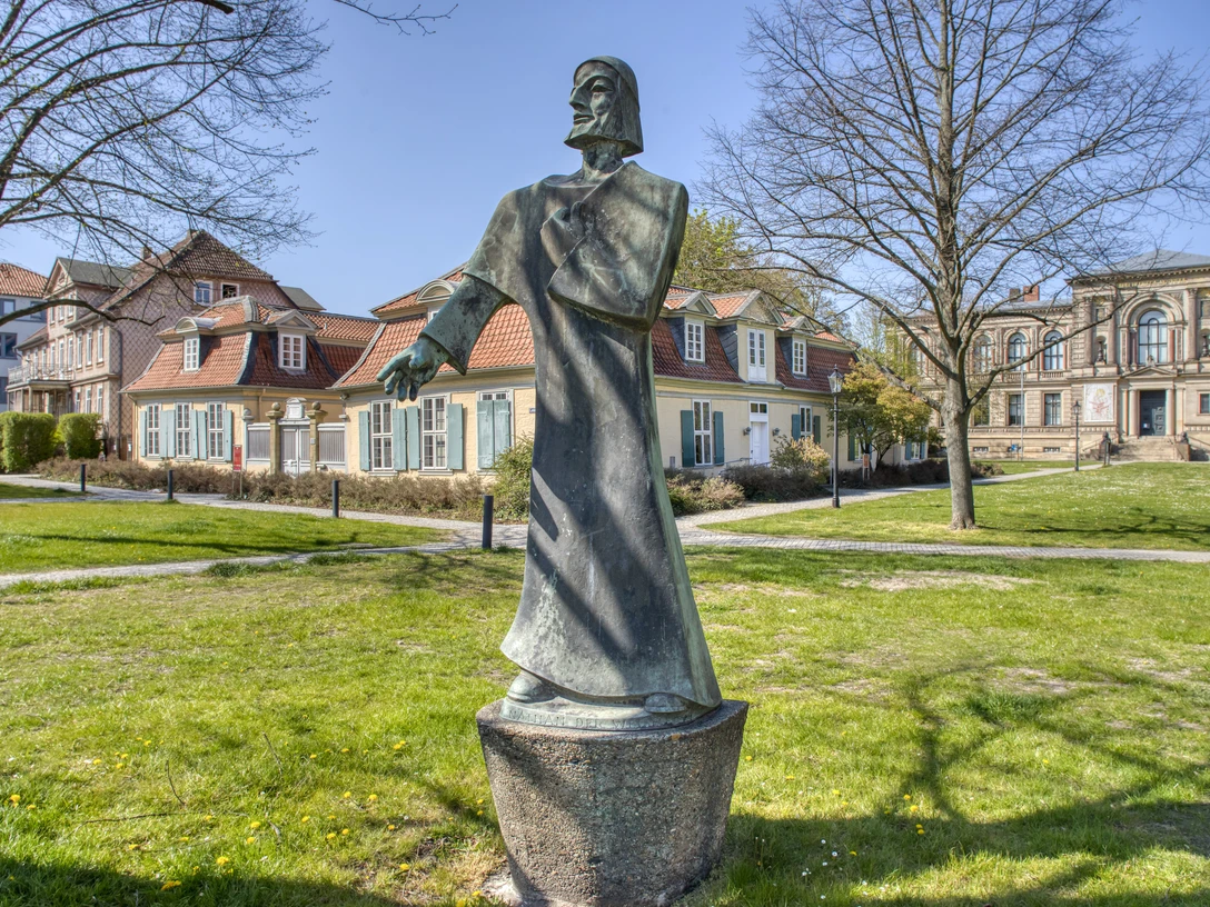 Lessing in WF.jpg Im Vordergrund Statue von Nathan dem Weisen vor dem Lessinghaus. Im Hintergrund die Herzog August Bibliothek