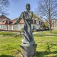 Lessing in WF.jpg Im Vordergrund Statue von Nathan dem Weisen vor dem Lessinghaus. Im Hintergrund die Herzog August BibliothekIn the foreground, statue of Nathan the Wise in front of the Lessing House. In the background the Herzog August LibraryI forgrunden statuen af Nathan den Vise foran Lessing-huset. I baggrunden Herzog August-biblioteket.Op de voorgrond het standbeeld van Nathan de Wijze voor het Lessing House. Op de achtergrond de Herzog August Bibliotheek