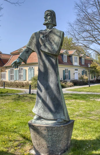 Lessing in WF.jpg Im Vordergrund Statue von Nathan dem Weisen vor dem Lessinghaus. Im Hintergrund die Herzog August BibliothekIn the foreground, statue of Nathan the Wise in front of the Lessing House. In the background the Herzog August LibraryI forgrunden statuen af Nathan den Vise foran Lessing-huset. I baggrunden Herzog August-biblioteket.Op de voorgrond het standbeeld van Nathan de Wijze voor het Lessing House. Op de achtergrond de Herzog August Bibliotheek