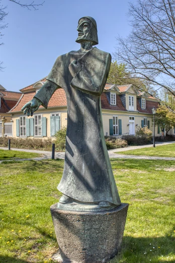 Lessing in WF.jpg Im Vordergrund Statue von Nathan dem Weisen vor dem Lessinghaus. Im Hintergrund die Herzog August BibliothekIn the foreground, statue of Nathan the Wise in front of the Lessing House. In the background the Herzog August LibraryI forgrunden statuen af Nathan den Vise foran Lessing-huset. I baggrunden Herzog August-biblioteket.Op de voorgrond het standbeeld van Nathan de Wijze voor het Lessing House. Op de achtergrond de Herzog August Bibliotheek