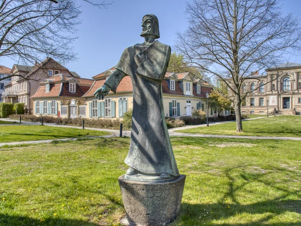 Lessing in WF.jpg Im Vordergrund Statue von Nathan dem Weisen vor dem Lessinghaus. Im Hintergrund die Herzog August Bibliothek