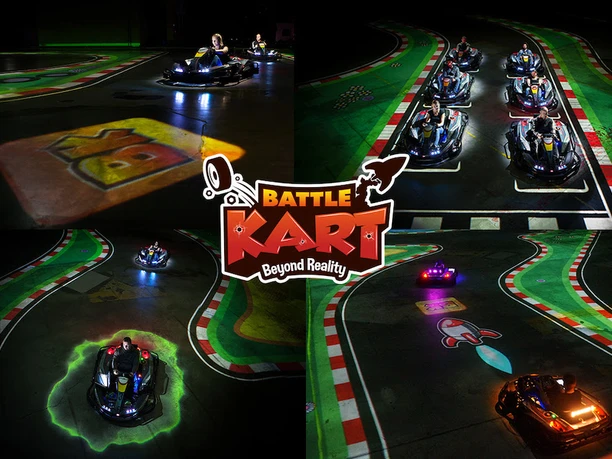 Collage.jpg Die Bildcollage zeigt leuchtend beleuchtete elektrische Karts auf einer Rennstrecke, die den Nervenkitzel des virtuellen Rennens bei BattleKart beleben.