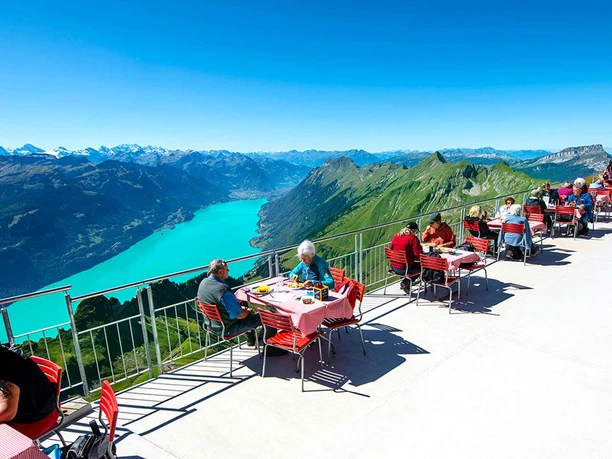 berghaus-rothorn-terrasse-aussicht-brienzersee-interlaken.jpg