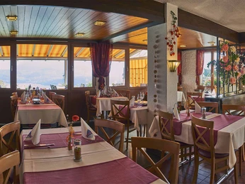 hotel-restaurant-panorama-aeschlen-speisesaal-tische-terrasse.jpg
