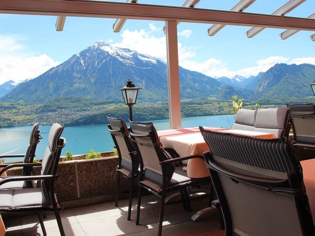 hotel-restaurant-panorama-aeschlen-terrasse-ausblick-thunersee-niesen.jpg