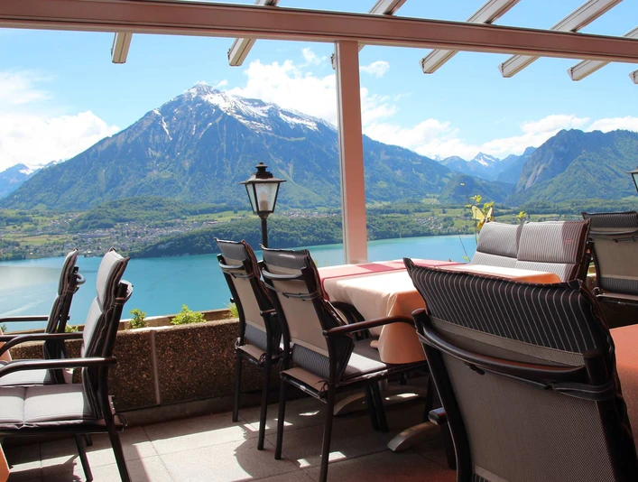 hotel-restaurant-panorama-aeschlen-terrasse-ausblick-thunersee-niesen.jpg