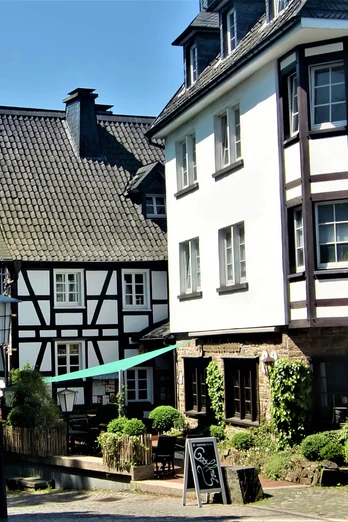 Ortskern Nümbrecht <p>Historische Fachwerkhäuser in einer sonnigen Gasse in Nümbrecht, umgeben von Grün.</p>
