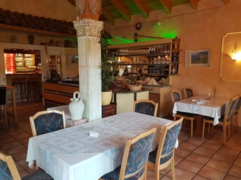 Da Leo Innenraum.jpg