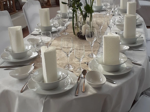 Gedeckter Tisch.jpeg