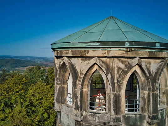 Kahlenbergturm mit gotischen Fenstern, umgeben von üppigen Wäldern und weitem Blick ins Umland.