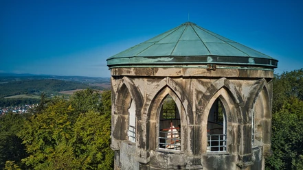 Kahlenbergturm Kahlenbergturm mit gotischen Fenstern, umgeben von üppigen Wäldern und weitem Blick ins Umland.