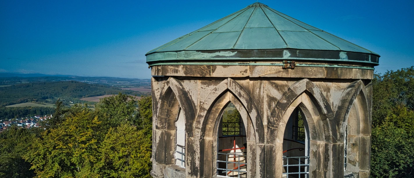 Kahlenbergturm Kahlenbergturm mit gotischen Fenstern, umgeben von üppigen Wäldern und weitem Blick ins Umland.